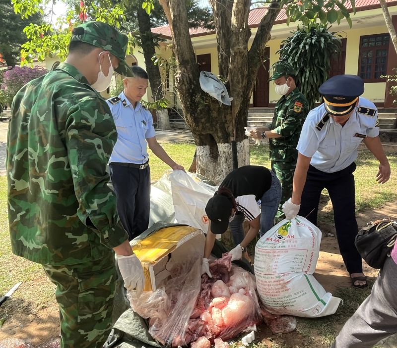 Lực lượng chức năng kiểm tra tang vật