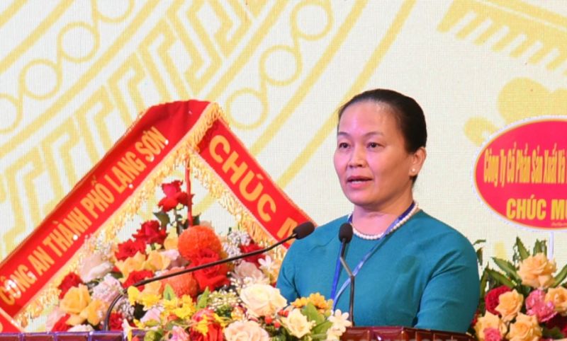 Bí thư Thành ủy Lạng Sơn Đoàn Thị Loan, Bí thư Đảng ủy Quân sự thành phố Lạng Sơn phát biểu tại hội nghị