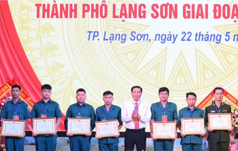 Lãnh đạo UBND thành phố Lạng Sơn trao giấy khen cho các tập thể vì đã có thành tích xuất sắc trong thực hiện phong trào thi đua quyết thắng giai đoạn 2019 - 2024.