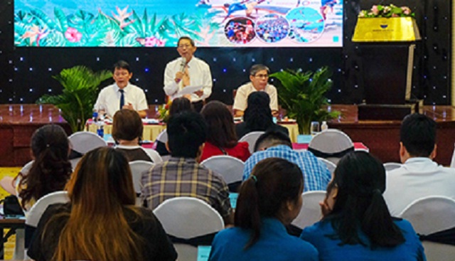 Ông Trần Văn Thanh (đứng giữa) phát biểu tại buổi họp báo.