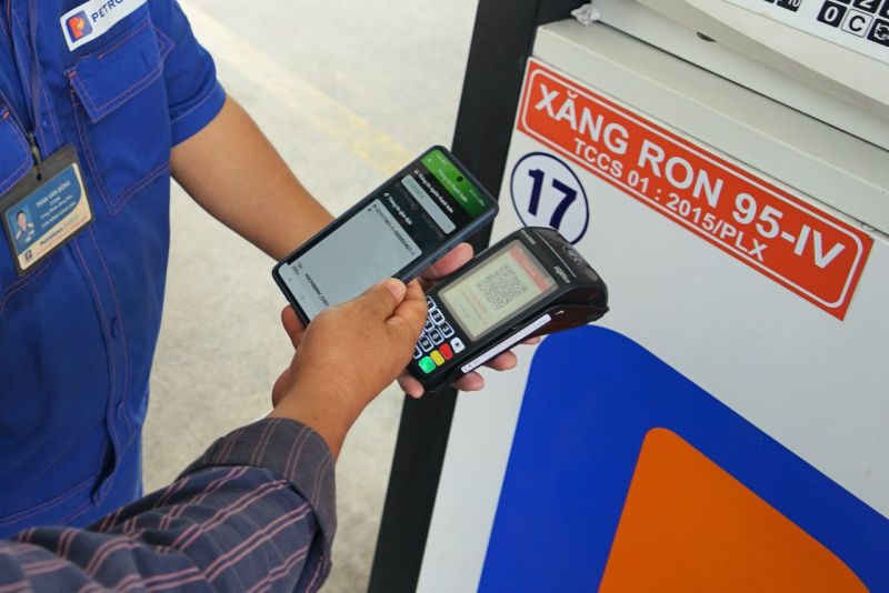 Quảng Ninh triển khai thanh toán không dùng tiền mặt tại các cửa hàng kinh doanh xăng dầu.
