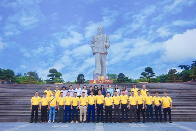 CLB Tennis Báo chí Nghệ An đã đến dâng hoa, dâng hương tưởng niệm Chủ tịch Hồ Chí Minh tại Quảng trường Hồ Chí Minh.