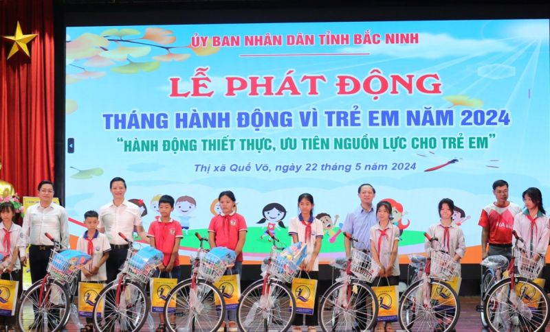 Phó Chủ tịch Thường trực UBND tỉnh Vương Quốc Tuấn (thứ 5 từ trái qua) cùng các đồng chí lãnh đạo trao tặng xe đạp cho trẻ em có hoàn cảnh đặc biệt khó khăn.