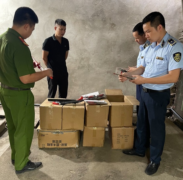 Cơ quan liên ngành tỉnh Hưng Yên thu giữ nhiều dụng cụ nông nghiệp nhập lậu