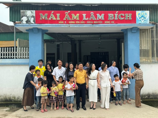 CLB Tennis Báo chí Nghệ An và đại diện UBMTTQ tỉnh Nghệ An đã đến thăm, tặng quà cho các cháu nhỏ tại Trung tâm Mái ấm Lâm Bích.