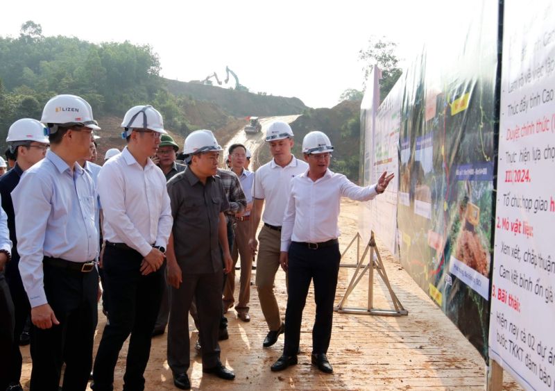 Chủ tịch UBND tỉnh Lạng Sơn Hồ Tiến Thiệu (mặc quần áo nâu) cùng đoàn công tác của tỉnh Lạng Sơn kiểm tra tiến độ Dự án tuyến cao tốc cửa khẩu Hữu nghị - Chi Lăng