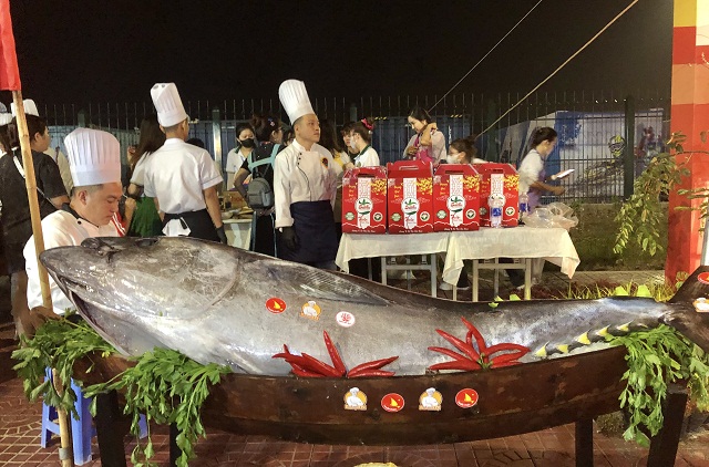Nghệ thuật ẩm thực cá ngừ đại dương Bình Định sẽ là một trong những “điểm nhấn” tại Lễ hội nghệ thuật ẩm thực cá ngừ đại dương Bình Định. Trong ảnh: Nghệ nhân Bình Định trình diễn ẩm thực cá ngừ đại dương. Ảnh: V.H