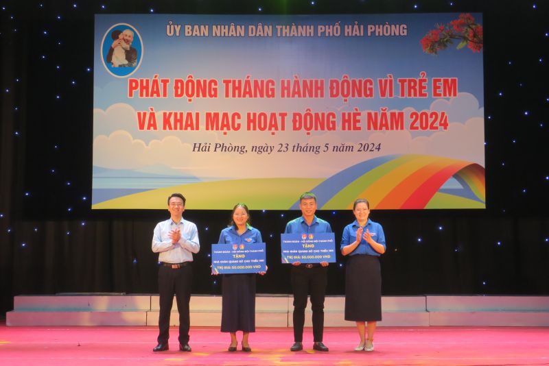 Thành đoàn, Hội đồng Đội thành phố trao tặng 2 nhà Khăn quàng đỏ cho 2 em thiếu nhi có hoàn cảnh khó khăn của quận Hồng Bàng và huyện Cát Hải.