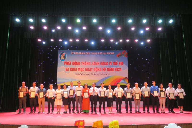 Phó Chủ tịch UBND thành phố Lê Khắc Nam trao Ghi nhận Tấm lòng vàng cho các đơn vị tích cực ủng hộ Quỹ Bảo trợ trẻ em thành phố.