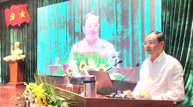 Thứ trưởng Bộ TN&MT Lê Minh Ngân trực tiếp báo cáo, phổ biến, tuyên truyền triển khai thi hành Luật Đất đai năm 2024 tại Hội nghị.