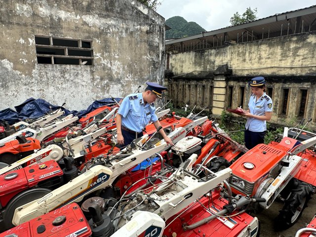 Lực lượng QLTT kiểm điểm 18 chiếc máy cày các loại đã qua sử dụng, do nước ngoài sản xuất