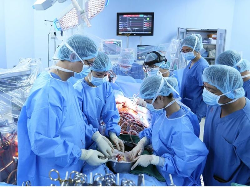 Các bác sĩ Bệnh viện Trung ương Quân đội 108 thực hiện thành công ca ghép tim từ người cho chết não giúp hồi sinh một nữ bệnh nhân 39 tuổi.