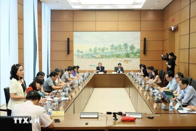 Đại biểu Quốc hội tỉnh Lạng Sơn, Bắc Ninh, Đắk Lắk, Hậu Giang thảo luận tại tổ. (Ảnh: An Đăng/TTXVN)