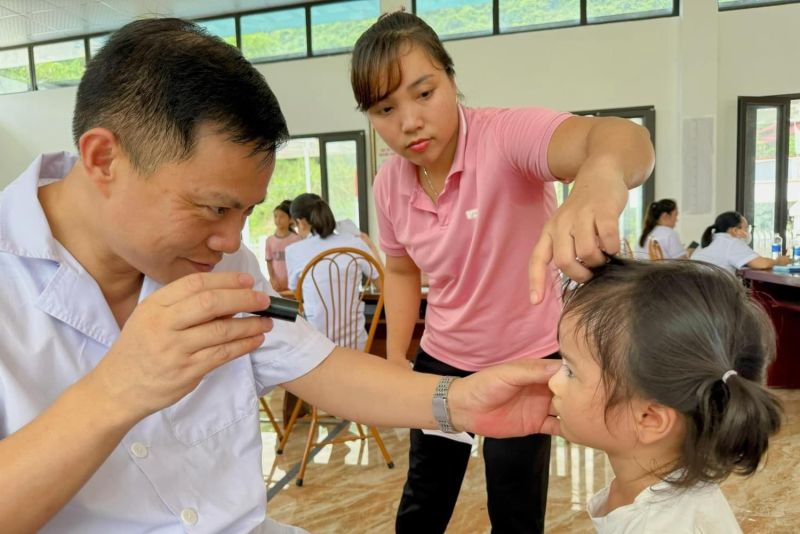 Bệnh viện Mắt Hải Phòng khám mắt miễn phí cho người dân xã Việt Hải, huyện Cát Hải