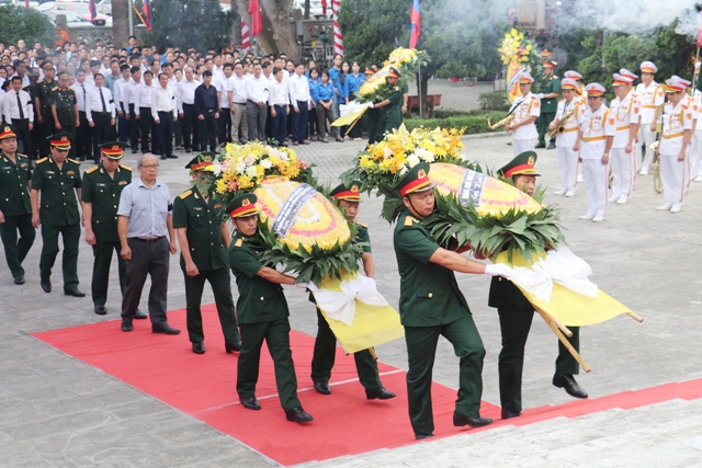 Đại biểu Ban Chỉ đạo Quốc gia 515 dâng hoa tưởng niệm các anh hùng liệt sĩ.