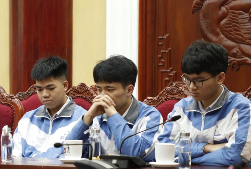 Em Nguyễn Hữu Tiến Hưng (ngoài cùng bên trái) là một trong 02 học sinh tỉnh Bắc Ninh được chọn vào Đội tuyển Việt Nam tham dự kỳ thi Olympic khu vực và quốc tế năm 2024.