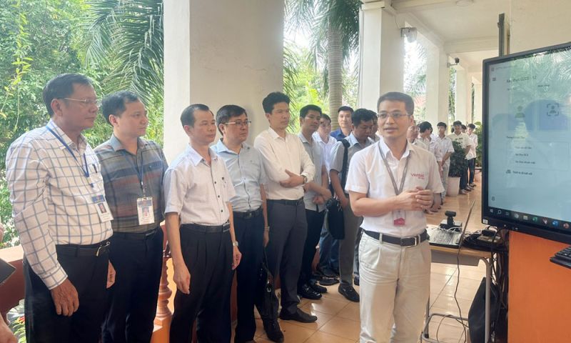 Nhân viên kỹ thuật Viettel Bắc Giang giới thiệu các tính năng của mô hình.