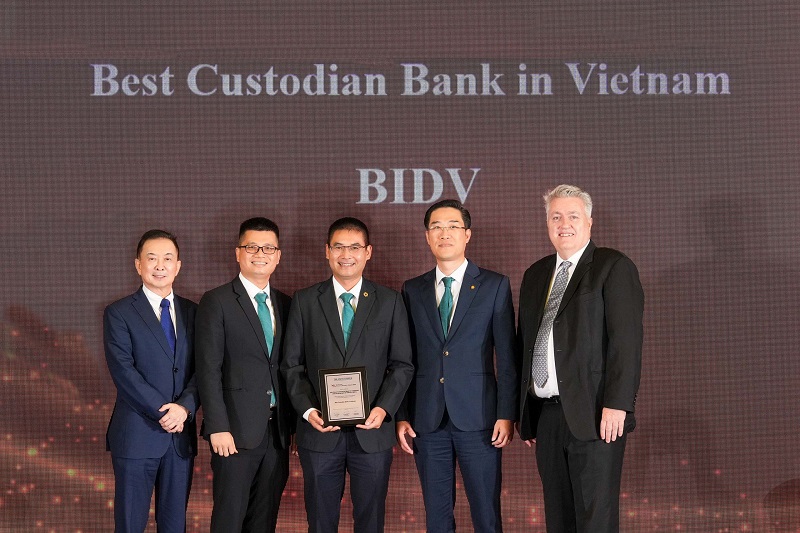 Đại diện BIDV nhận giải thưởng “Best Custodian Bank in Vietnam 2024”