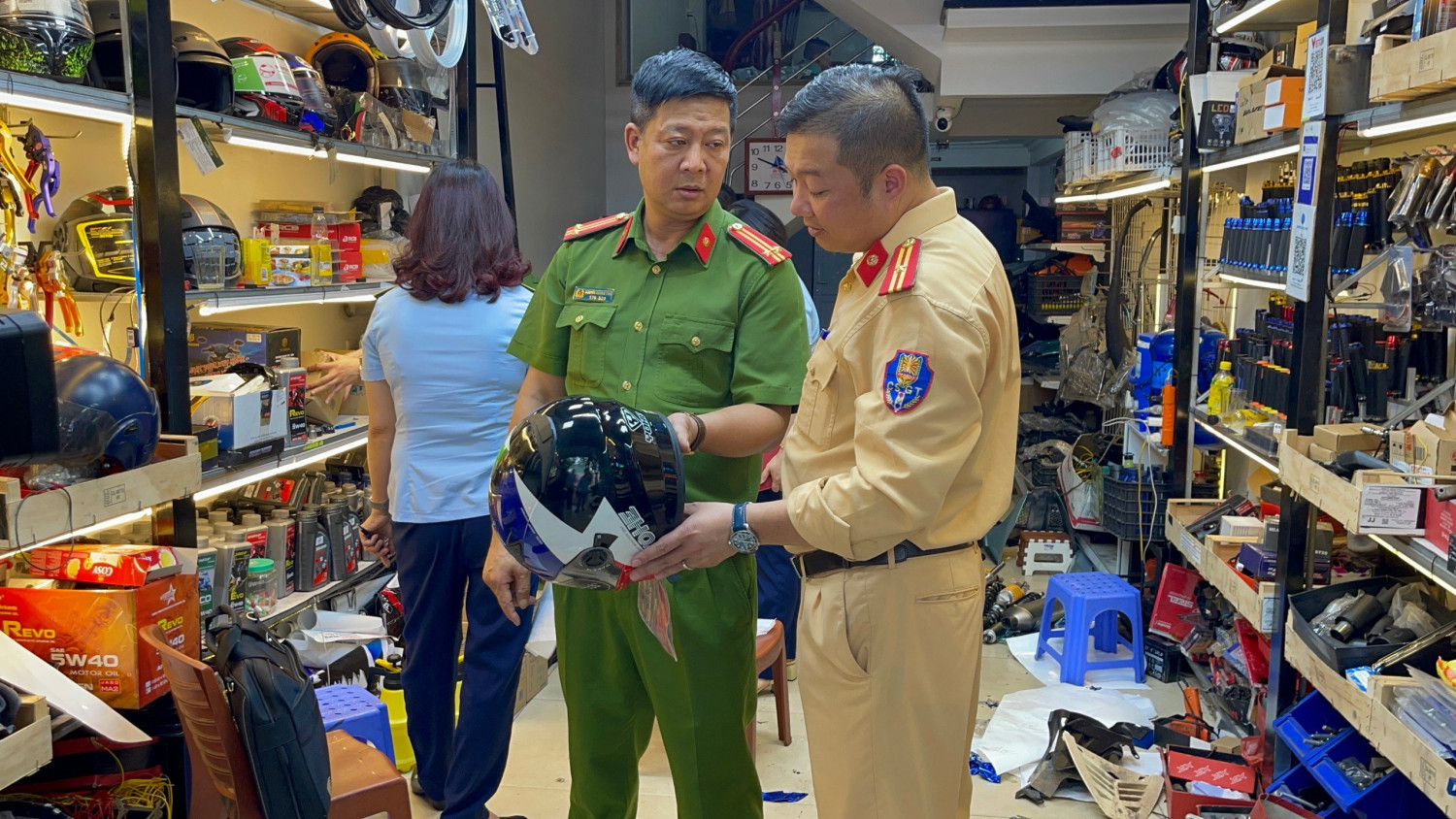 Công an thành phố Hạ Long đồng loạt kiểm tra xử lý các cơ sở độ chế mô tô xe máy