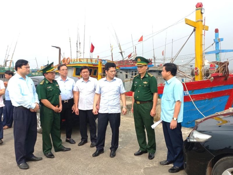 Phó Chủ tịch Thường trực UBND tỉnh Nam Định Trần Anh Dũng (thứ 3 từ phải sang) trực tiếp kiểm tra công tác chống khai thác IUU tại Cảng cá Ninh Cơ.