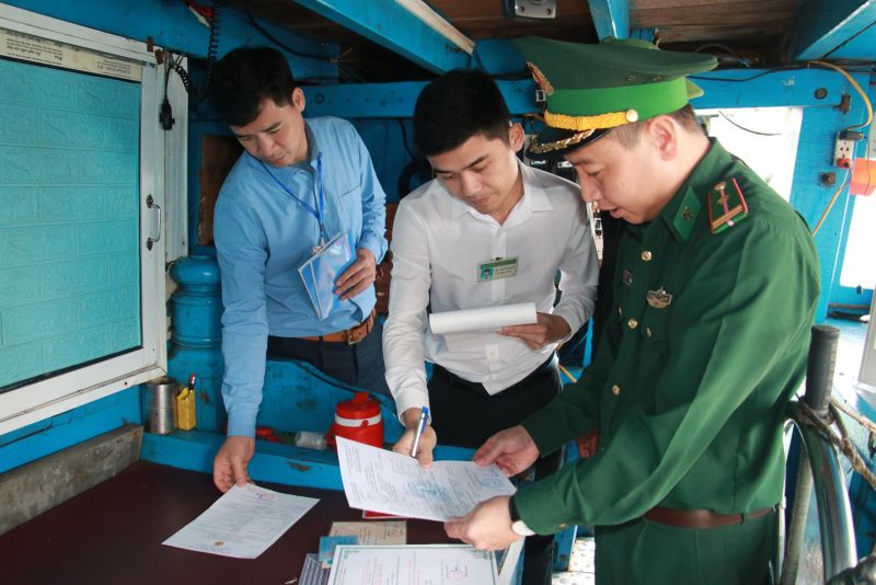 Bộ đội Biên phòng tỉnh Nam Định kiểm tra giấy tờ hoạt động của các tàu cá