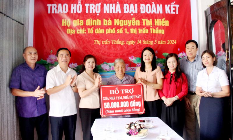 Đồng chí Lâm Thị Hương Thành, Phó Chủ tịch Thường trực HĐND tỉnh cùng lãnh đạo Hội Chữ thập đỏ tỉnh và BCĐ xóa nhà tạm, nhà dột nát huyện Hiệp Hòa trao kinh phí hỗ trợ xây nhà cho bà Nguyễn Thị Hiền ở tổ dân phố 1, thị trấn Thắng (Hiệp Hòa).