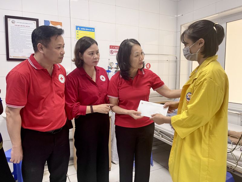 Bà Bùi Thị Hoà - Chủ tịch Hội Chữ thập đỏ Việt Nam thăm hỏi, động viên, trao hỗ trợ cho người nhà các nạn nhân