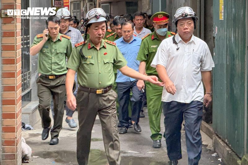 Thượng tướng Trần Quốc Tỏ và Trung tướng Nguyễn Hải Trung, Giám đốc Công an TP Hà Nội Hà Nội thị sát hiện trường vụ cháy đặc biệt nghiêm trọng, kiểm tra công tác chữa cháy và cứu nạn cứu hộ, thăm hỏi động viên những thân nhân gia đình bị nạn.