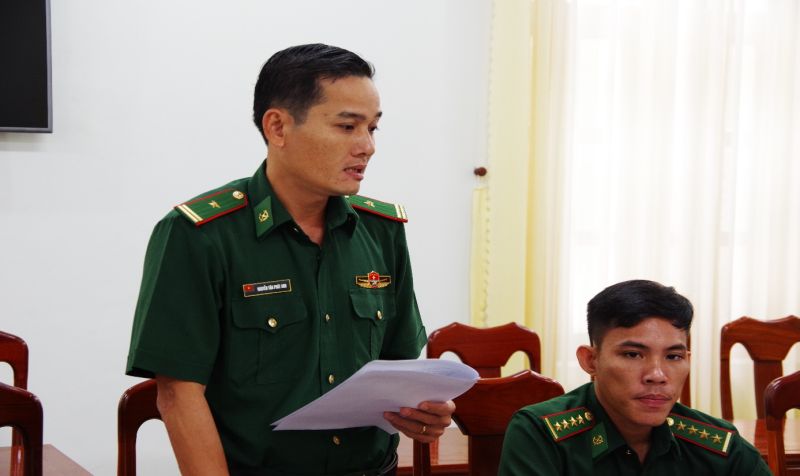 Thiếu tá Nguyễn Văn Phát Anh, Chính trị viên Đồn Biên phòng cửa khẩu quốc tế Tịnh Biên phát biểu tham luận
