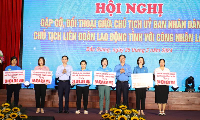 Các đồng chí: Lê Ánh Dương, Nguyễn Văn Cảnh trao kinh phí xây 