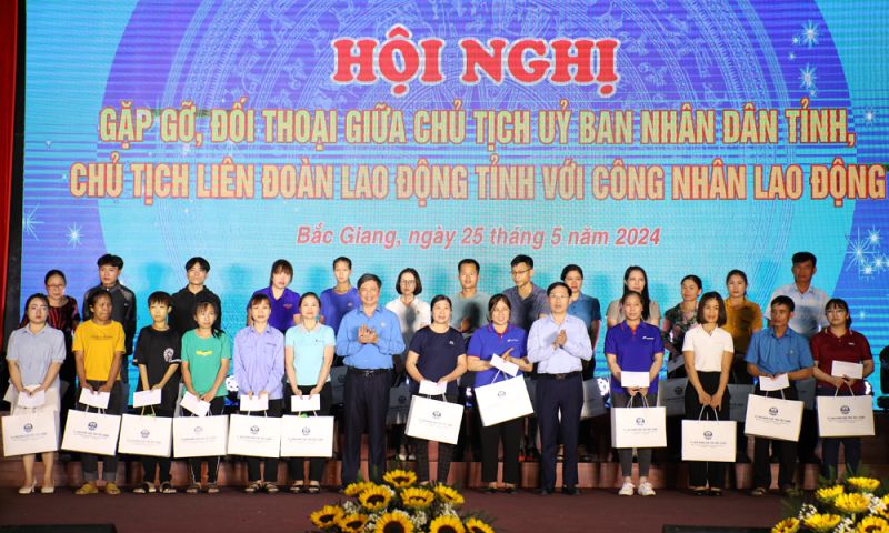 Các đồng chí: Lê Ánh Dương, Nguyễn Văn Cảnh trao quà cho công nhân hoàn cảnh khó khăn.