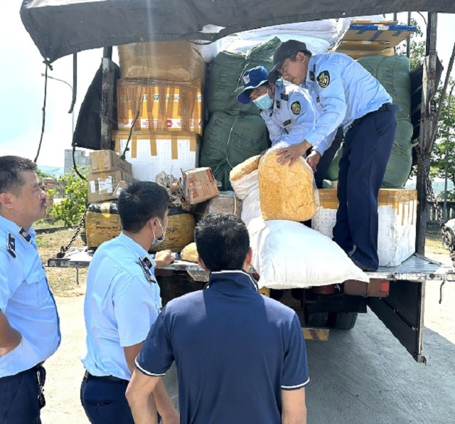 Lực lượng QLTT tỉnh Quảng Ngãi kiểm tra một lô hàng thực phẩm vận chuyển trái phép. Ảnh: Võ Năng Chuyên