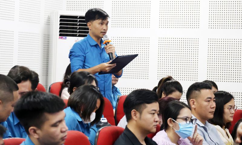 Anh Nguyễn Văn Tân, Chủ tịch Công đoàn Công ty TNHH Hosiden Việt Nam (KCN Quang Châu) nêu ý kiến.