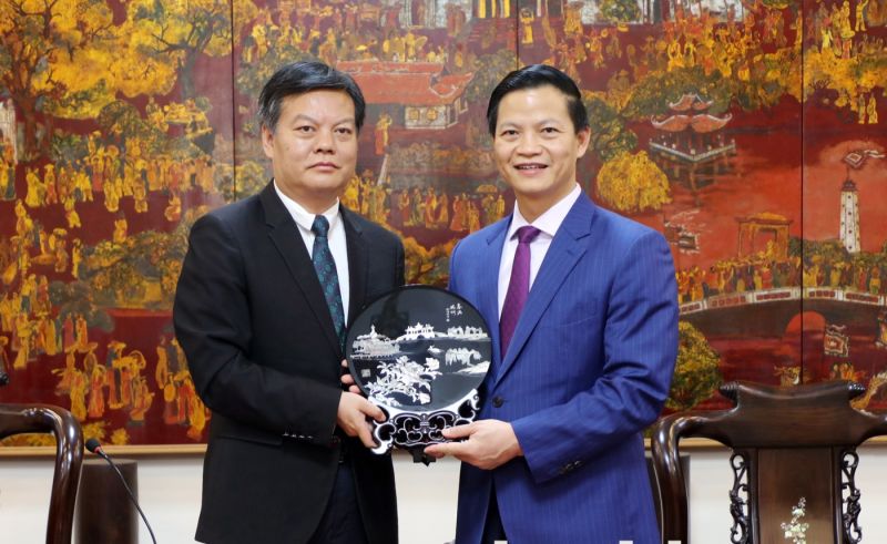 Phó Thị trưởng Zhang LiTao trao tặng sản phẩm đặc trưng của thành phố Dương Châu cho Phó Chủ tịch Thường trực UBND tỉnh Vương Quốc Tuấn.