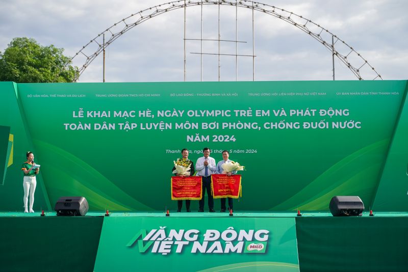 Đại diện Cục TDTT tặng cờ và hoa cho đơn vị đăng cai và đơn vị đồng hành (Công ty TNHH Nestlé Việt Nam)