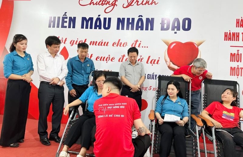 Chương trình hiến máu thu hút sự hưởng ứng, tham gia của hơn 300 tình nguyện viên là cán bộ, người lao động