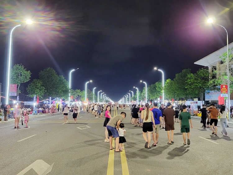 Khai trương phố đêm Nguyễn Huệ tại thị xã Cửa Lò