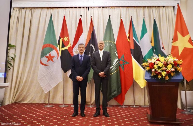 Trợ lý Bộ trưởng Ngoại giao Nguyễn Minh Vũ và Đại sứ Morocco, Trưởng nhóm Đại sứ các nước châu Phi tại Hà Nội Jamale Chouaibi. (Ảnh: Tuấn Việt)