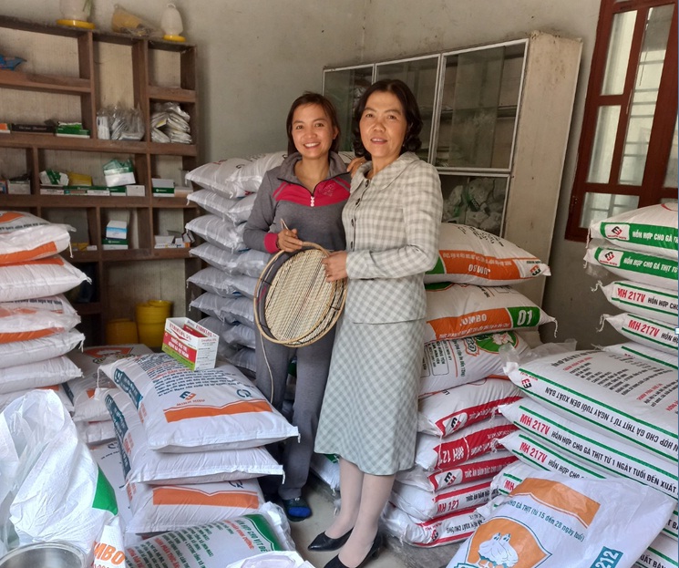 Cửa hàng bán thuốc thú y và thức ăn chăn nuôi của chị Nguyễn Thị Hường (đứng bên trái) thôn Viêm Khê, xã Hợp Tiến, huyện Mỹ Đức