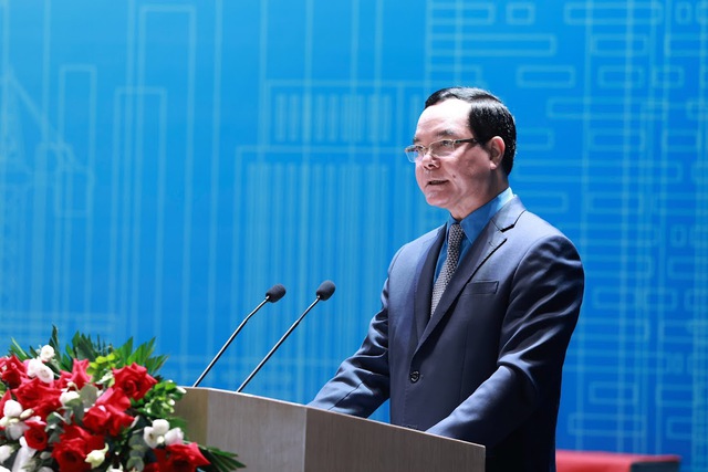 Ông Nguyễn Đình Khang - Ủy viên Trung ương Đảng, Chủ tịch Tổng LĐLĐ Việt Nam, phát biểu đề dẫn tại Diễn đàn - Ảnh: VGP/Nhật Bắc