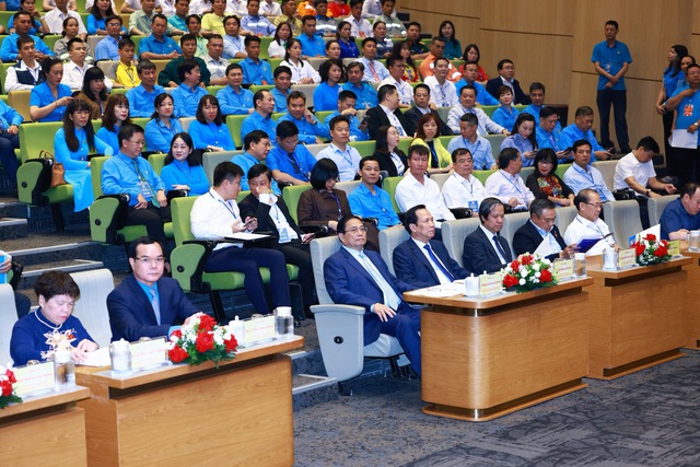 Thủ tướng Phạm Minh Chính và các đại biểu tham dự Diễn đàn "Nâng cao năng suất lao động Quốc gia năm 2024" - Ảnh: VGP/Nhật Bắc
