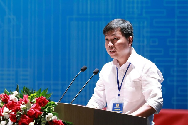 Anh Mai Thiên Ân, đoàn viên công đoàn cơ sở Công ty TNHH Intel Products Việt Nam, tham luận về Rèn luyện tác phong công nghiệp, nâng cao ý thức, kỷ luật lao động để có năng suất lao động - Ảnh: VGP/Nhật Bắc