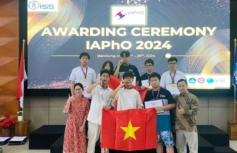 Cả 8 học sinh Việt Nam đều giành huy chương Olympic Vật lý ứng dụng quốc tế năm 2024