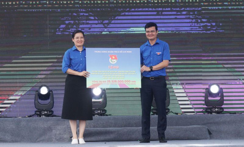 Đồng chí Bùi Quang Huy, Bí thư thư nhất Trung ương Đoàn trao tặng các công trình, phần việc hỗ trợ các tỉnh, thành đoàn trong Lễ ra quân.