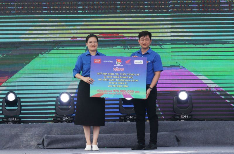 Đồng chí Vương Toàn Thu Thủy, Bí thư hành đoàn Hải Phòng trao tặng các công trình hỗ trợ cho các quận, huyện đoàn.