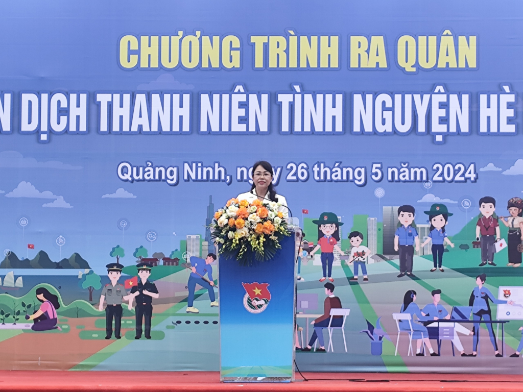 Bà Lê Thị Kim Cúc, Phó trưởng Ban Thường trực Ban Dân vận Tỉnh uỷ phát biểu tại chương trình ra quân Chiến dịch Thanh niên tình nguyện hè 2024.