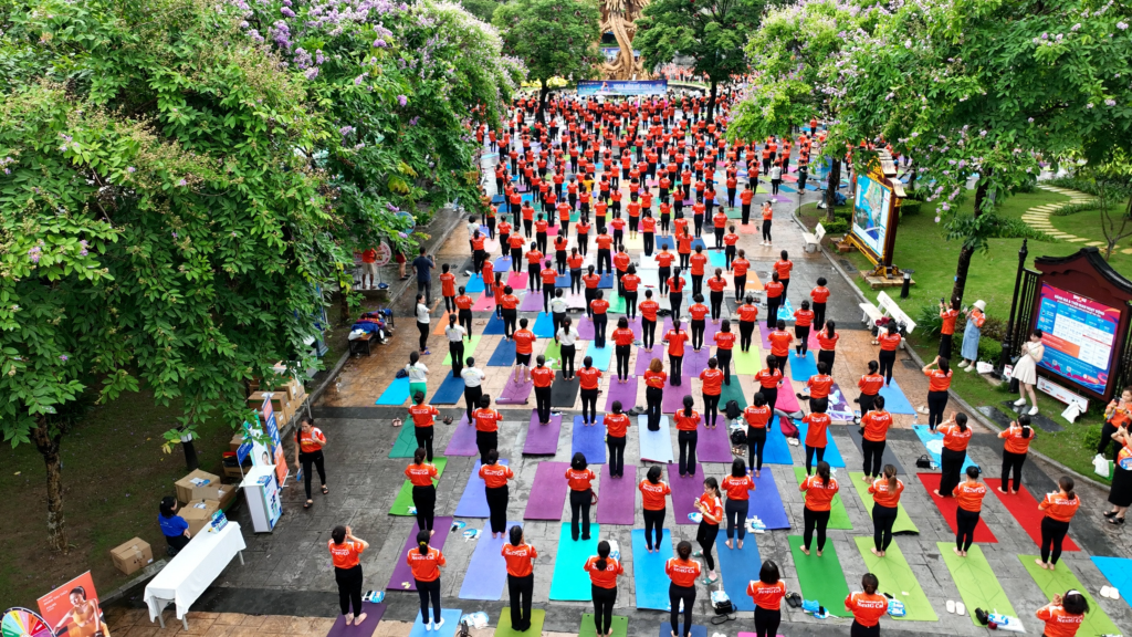Màn đồng diễn Yoga với gần 2.000 người tham gia bên bờ vịnh Hạ Long.