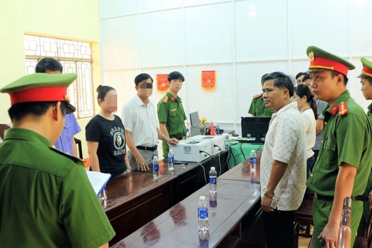 Nguyễn Hữu Hóa (áo trắng bên phải) bị khởi tố, bắt tạm giam vì có 