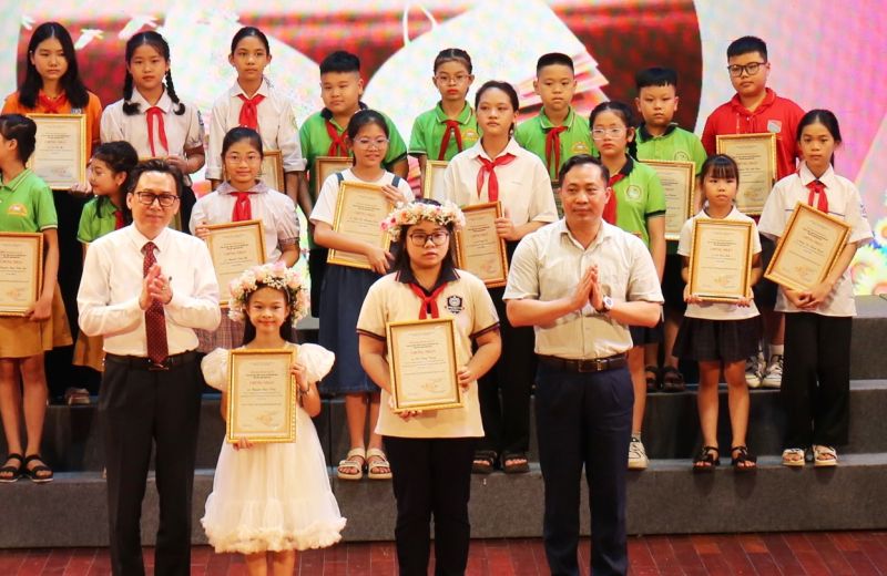 Lãnh đạo Sở VH,TT&DL trao danh hiệu Đại sứ Văn hóa đọc tỉnh Bắc Ninh năm 2024 cho em Nguyễn Ngọc Thùy và Vũ Thùy Trang.