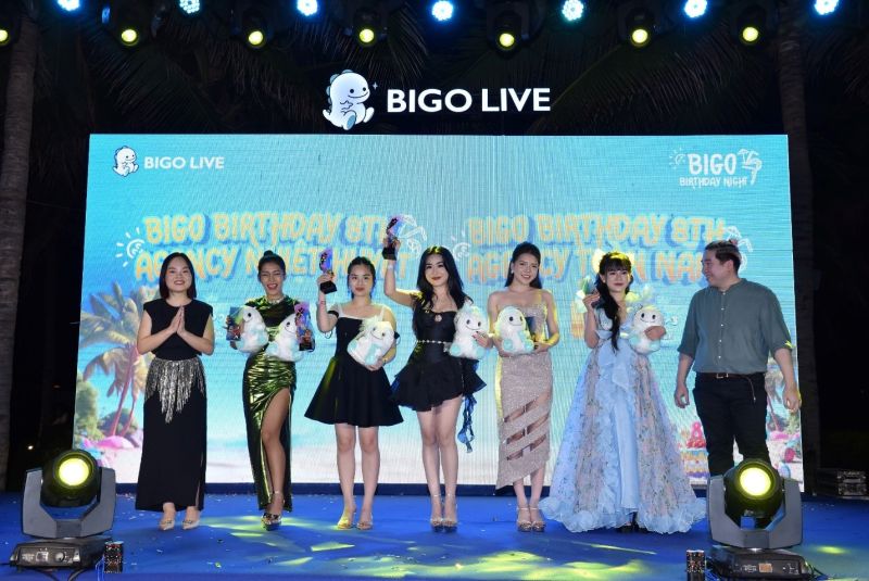Đại diện Bigo Live trao quà cho khách mời tại Bigo Birthday Night lần thứ 8.